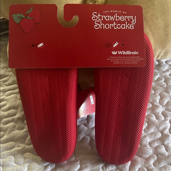 STRAWBERRY SHORTS CAKE SLIPPERS - Picture 6 of 6